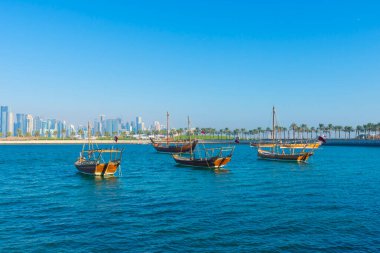 Katar, Doha, İslam Sanatları Müzesi yakınlarındaki limana demirlemiş geleneksel tekneler..