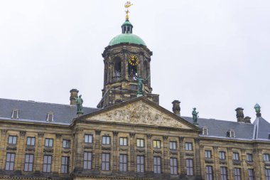 Amsterdam, Hollanda 'daki Amsterdam Kraliyet Sarayı manzarası.