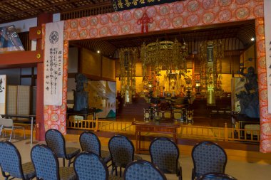 Okinawa, Japonya - 10 Haziran 2019: Okinawa, Japonya 'daki Shuri Kannondo tapınağının iç manzarası