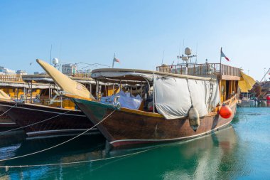Doha, Katar - 23 Kasım 2019: Dhows adlı geleneksel tekneler 23 Kasım 2019 tarihinde Katar 'ın Doha kentindeki İslam Sanatları Müzesi yakınlarındaki limanda demirlediler..