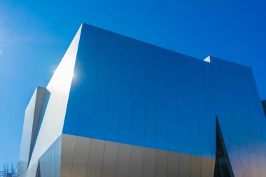 Tokyo, Japonya - 5 Ocak 2020: Sumida Hokusai Müzesi 5 Ocak 2020 tarihinde Tokyo, Japonya 'da mavi gökyüzüne sahiptir. Müze, ukiyo-e sanatçısı Katsushika Hokusai 'ye adanmıştır..