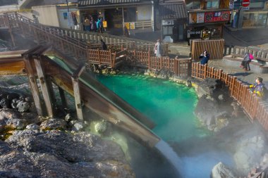 Gunma, Japonya - 18 Aralık 2019: Kimliği belirsiz kişiler 18 Aralık 2019 tarihinde Japonya 'nın Kusatsu Onsen kentindeki Yubatake Hotspring' i geziyor..