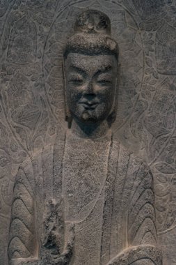 Müzedeki taş Buda heykeli.