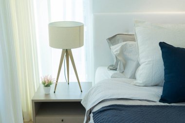 Rahat yatağı olan modern bir oda.