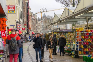 Amsterdam, Hollanda - 27 Kasım 2019: İnsanlar 27 Kasım 2019 'da Hollanda' nın Amsterdam kentindeki Bloemenmarkt çiçek pazarını ziyaret etti.