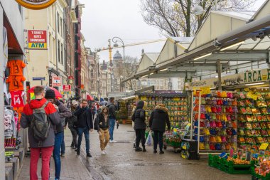 Amsterdam, Hollanda - 27 Kasım 2019: İnsanlar 27 Kasım 2019 'da Hollanda' nın Amsterdam kentindeki Bloemenmarkt çiçek pazarını ziyaret etti.