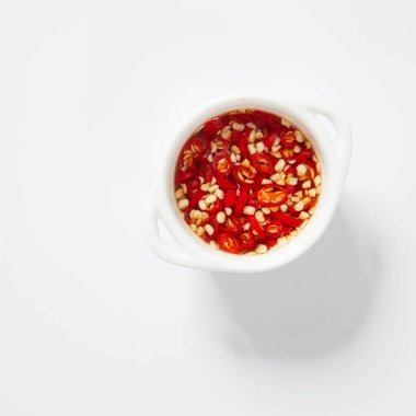 Beyaz arka planda kırmızı biber ve balık sosu.