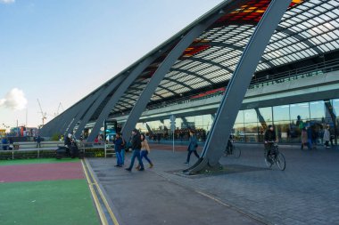Amsterdam, Hollanda - 30 Kasım 2019: Amsterdam Centraal, Hollanda 'daki otobüs terminali 30 Kasım 2019.
