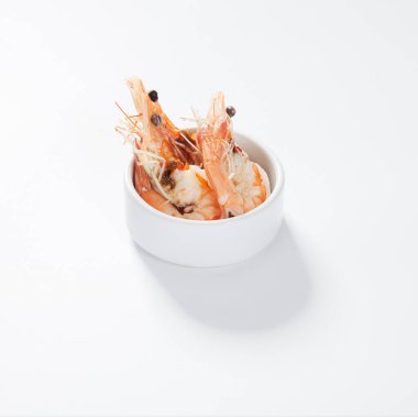 Beyaz arka planda kabuklu karides kasesi..