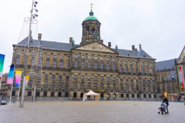 Amsterdam, Hollanda - 29 Kasım 2019: Amsterdam ve Baraj Meydanı 'nın 29 Kasım 2019' da Amsterdam, Hollanda 'da sabah güneşinde görülmesi.