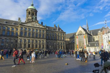 Amsterdam, Hollanda - 29 Kasım 2019: 29 Kasım 2019 'da Amsterdam, Hollanda' daki Royal Palace Amsterdam ve Baraj Meydanı 'nın önünde kimliği belirsiz birçok kişi havanın tadını çıkarıyor.