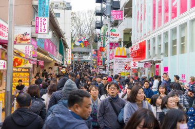 Tokyo, Japonya - 4 Ocak 2020: 4 Ocak 2020 'de Japonya' nın Harajuku kentindeki Takeshita Caddesi 'nde yürüyüş ve alışveriş yapan kalabalık.