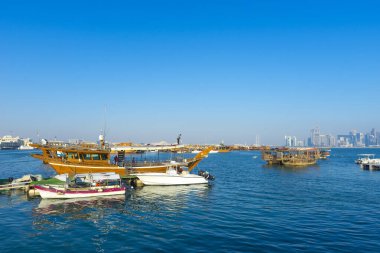 Katar, Doha, İslam Sanatları Müzesi yakınlarındaki limana demirlemiş geleneksel tekneler..