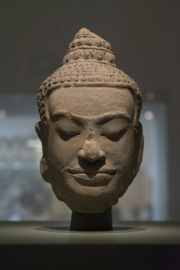 Müzedeki taş Buda heykeli.