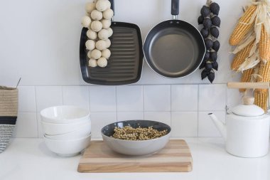 Mutfak gereçleri ve eşyalar masanın üstünde.