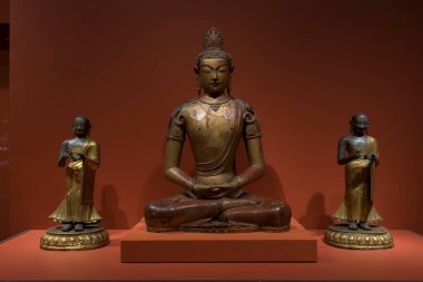 Müzedeki taş Buda heykeli.