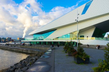 Amsterdam, Hollanda - 30 Kasım 2019: 30 Kasım 2019 'da Hollanda' nın Amsterdam kentinde bulunan Het IJ adlı limanın kuzey kıyısındaki Göz Film Müzesi 'nin gelecekteki binası.