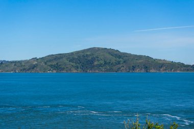 Güzel sahil ve deniz manzarası