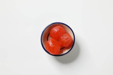 Beyaz arka planda tuzlanmış yumurta sarılarını kapat.