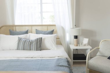 Mavi yastıklı beyaz rahat yatak