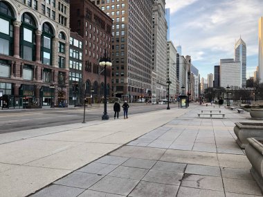 Şehir sokaklarında şehir mimarisi olan insanlar ve arabalar  