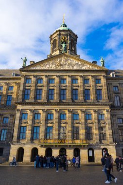 Amsterdam, Hollanda - 29 Kasım 2019: 29 Kasım 2019 'da Amsterdam, Hollanda' daki Royal Palace Amsterdam ve Baraj Meydanı 'nın önünde kimliği belirsiz birçok kişi havanın tadını çıkarıyor.