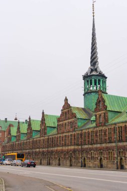 Kopenhag, Danimarka - 26 Kasım 2019 'da Danimarka' nın başkenti Kopenhag 'da muhteşem Borsen binasının önünde yürüyen insanlar.