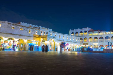 Doha, Katar - 24 Kasım 2019: 24 Kasım 2019 'da Katar' ın Doha kentinde Souq Waqif 'in gece sahnesi.