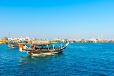 Katar, Doha, İslam Sanatları Müzesi yakınlarındaki limana demirlemiş geleneksel tekneler..