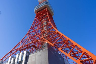 Tokyo, Japonya - 5 Ocak 2020: Tokyo Kulesi Tokyo, Japonya 'da mavi gökyüzüne karşı 5 Ocak 2020.