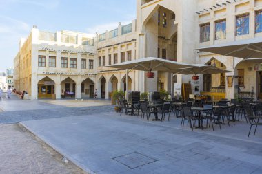 Doha, Katar - 23 Kasım 2019: Katar 'ın Doha kentinde canlı doğan kuşları ve şahin ekipmanları satan Souq Waqif yakınlarında tarihi Falcon Souq girişi 