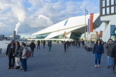 Amsterdam, Hollanda - 30 Kasım 2019: 30 Kasım 2019 'da Hollanda' nın Amsterdam kentinde bulunan Het IJ adlı limanın kuzey kıyısındaki Göz Film Müzesi 'nin gelecekteki binası.