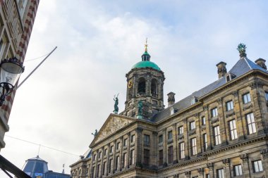 Amsterdam, Hollanda 'daki Amsterdam Kraliyet Sarayı manzarası.