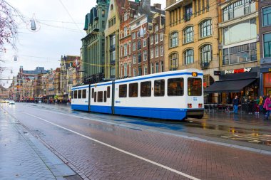 Amsterdam, Hollanda - 27 Kasım 2019: Siemens Combino tramvayı Amsterdam, Hollanda 'da Damrak caddesinde 27 Kasım 2019 tarihinde.