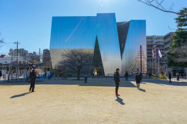 Tokyo, Japonya - 5 Ocak 2020: Sumida Hokusai Müzesi 5 Ocak 2020 tarihinde Tokyo, Japonya 'da mavi gökyüzüne sahiptir. Müze, ukiyo-e sanatçısı Katsushika Hokusai 'ye adanmıştır..