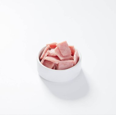 Beyaz bir kasedeki leziz taze jambon dilimleri.