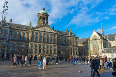 Amsterdam, Hollanda - 29 Kasım 2019: 29 Kasım 2019 'da Amsterdam, Hollanda' daki Royal Palace Amsterdam ve Baraj Meydanı 'nın önünde kimliği belirsiz birçok kişi havanın tadını çıkarıyor.