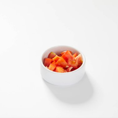 Beyaz arka planda domates dilimlenmiş..