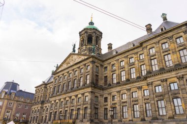 Amsterdam, Hollanda 'daki Amsterdam Kraliyet Sarayı manzarası.