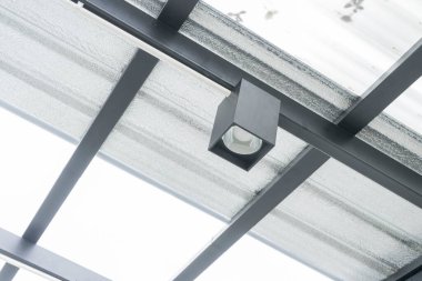 Lambadaki LED ampul çatının altına monte edildi..