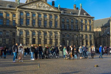 Amsterdam, Hollanda - 29 Kasım 2019: 29 Kasım 2019 'da Amsterdam, Hollanda' daki Royal Palace Amsterdam ve Baraj Meydanı 'nın önünde kimliği belirsiz birçok kişi havanın tadını çıkarıyor.