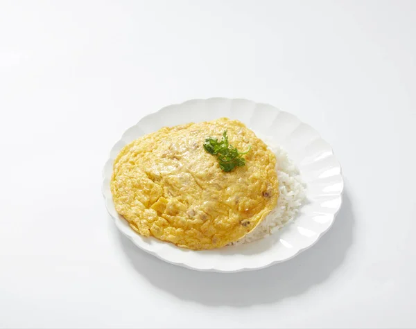Omelet Rijst Witte Plaat Geïsoleerde Achtergrond — Stockfoto