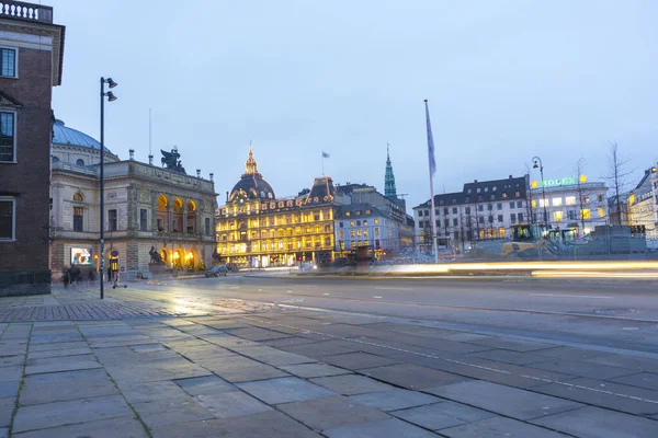コペンハーゲン デンマーク 2019年11月26日 デンマークのコペンハーゲンで車のライトの歩道と夕暮れ時の王の新広場の眺め — ストック写真