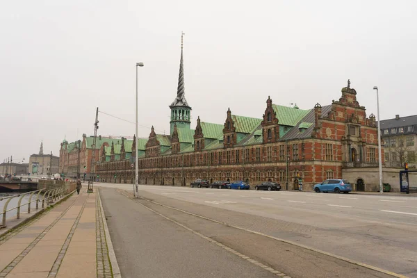 Copenhague Dinamarca Novembro 2019 Pessoas Andando Frente Magnífico Edifício Borsen — Fotografia de Stock