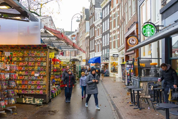 Amsterdam Alankomaat Marraskuuta 2019 Ihmiset Vierailevat Kukkatorilla Bloemenmarkt Amsterdamissa Alankomaissa — kuvapankkivalokuva