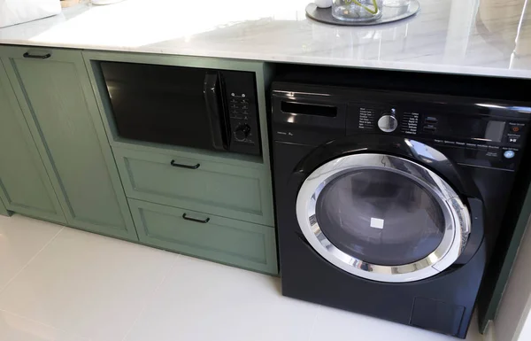 Waschmaschine Und Mikrowelle Der Modernen Küche — Stockfoto
