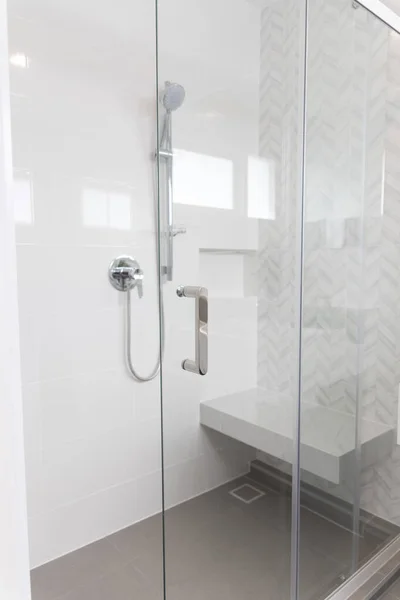 Primer Plano Los Accesorios Ducha Cuarto Baño Con Puerta Cristal — Foto de Stock