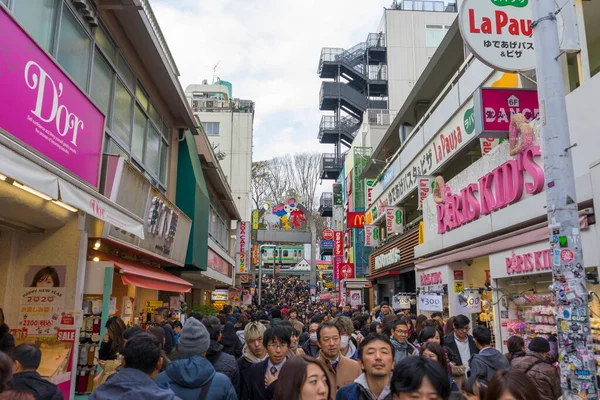 Токио Япония Января 2020 Толпа Людей Ходит Магазинам Улице Такешита — стоковое фото