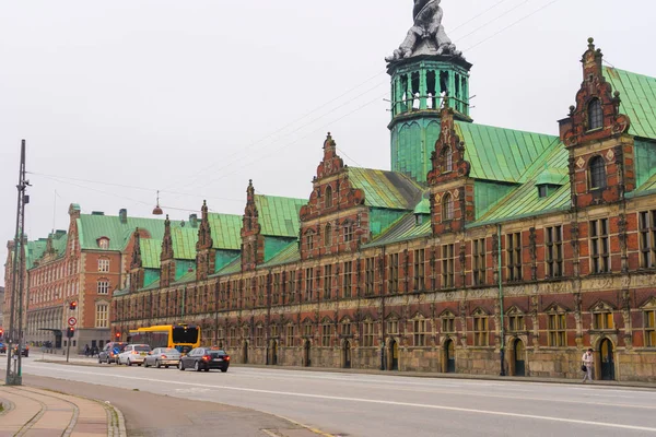 Copenaghen Danimarca Novembre 2019 Persone Camminano Davanti Magnifico Edificio Borsen — Foto Stock