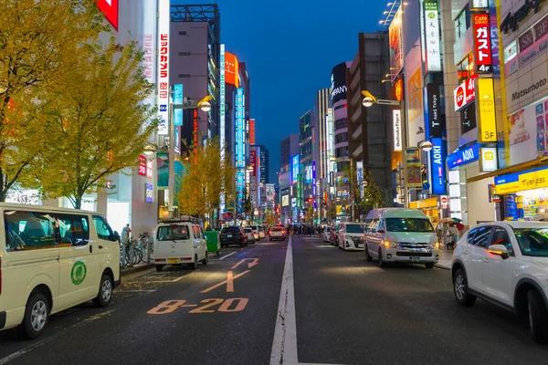 東京都 2019年12月18日 12月18日 東京都新宿区のカラフルな広告看板ライトで夜の街並を見る — ストック写真